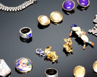 25 Piece Estate Jewelry Lot Steering Earrings, Rings, Brooches Etc		113119
