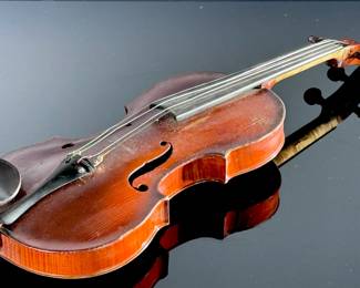 Antique 4/4 Violin with case, two bows	Violin 23.5x14 case 32x10x5	115022