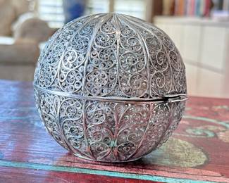 Spherical Silver Filigree Hinged Box	4x3.75x3.7in	113011
