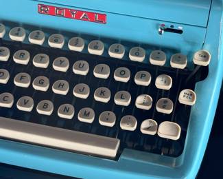 Vintage Royal Quiet DeLuxe Typewriter Aqua Teal	5.5x12.625x11.75in	124065
