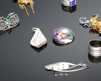 25 Piece Estate Jewelry Lot Steering Earrings, Rings, Brooches Etc		113119

