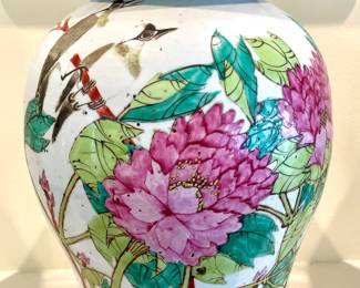 $500 - stunning, hand-crafted, hand-painted, vintage ceramic Chinoiserie ginger jar with lid in excellent condition - 10dx18h