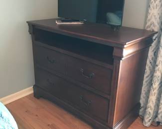 Walter of Wabash Media Cabinet w 2 Drawers. Samsung 32" Series 4 & 5 TV 2019