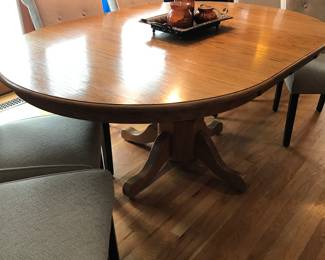 Nice Oak Table with 2 leaves