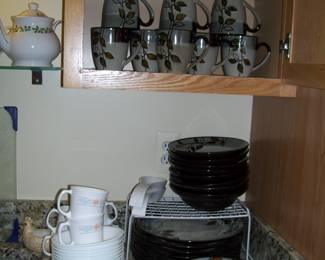 CORNINGWARE DISHES - PFALTZGRAFF RUSTIC LEAVES DINNERWARE