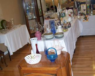 END TABLE - VARIETY OF BOWLS - KNICKNACKS - ETC.