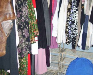 QUALITY WOMENS CLOTHES SIZES 12 TO 18 - PLASTIC SHELVING - SHOE RACKS - LAUNDRY BINS