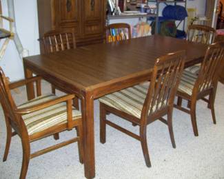 TABLE WITH 6 CHAIRS AND 2 LEAFS