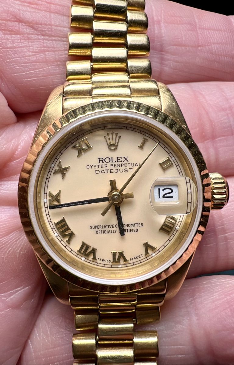 Rolex 18K Oyster Perpetual Datejust Women's Watch we have a couple of extra links to make it a bit bigger as well