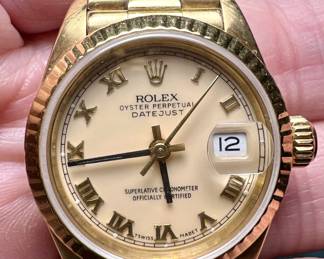 Rolex 18K Oyster Perpetual Datejust Women's Watch we have a couple of extra links to make it a bit bigger as well