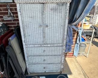 wicker armoirie 