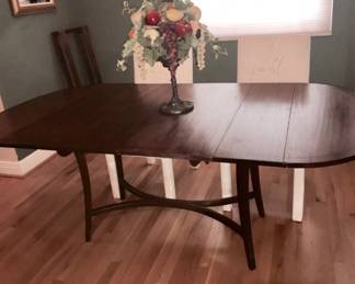 Vintage dinning table w/4 leaves + some padding