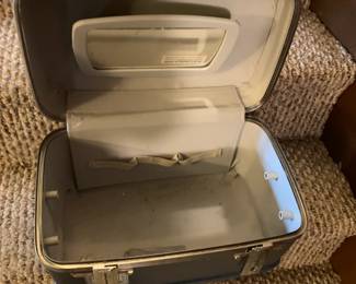 #68 American Tourister overnight Bag (missing Tray) $20.00