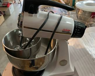 #93 Sunbeam Vintage Stand Mixer w/2 metal Bowls w/attachments $20.00
