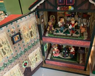 #172 Holiday Classics Collection - Holiday Musical - wind up house $25.00