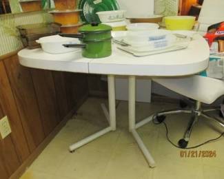 Kitchen table - has 1 leaf