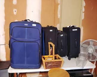 Lots of luggage..various sizes.