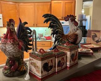much 2 sizes of plates, canisters and roosters