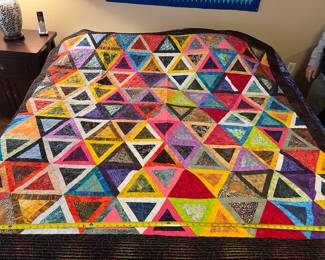 $325- MAGNIFICENT TRIANGLE  PATTERN KING/QUEEN QUILT WITH HAND AND MACHINE STITCHING  