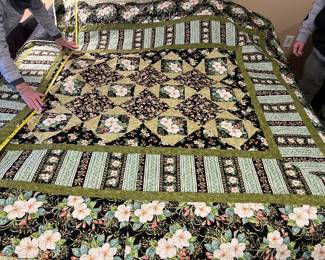 $325- EXQUISITELY DESIGNED CUSTOM MACHINE AND HAND STITCHED QUILT KING/ QUEEN SIZE 