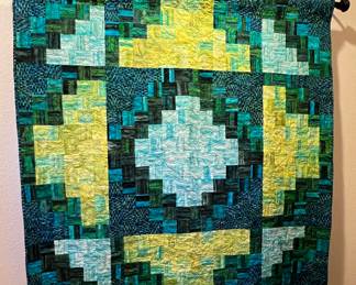 GEOMETRIC COLORFUL HAND AND MACHINE STITCHED QUILT. 