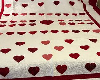$225~ PRECIOUS QUEEN/KING SIZE APPLIQUÉ HEART PATTERN HAND AND MACHINE STITCHED QUILT  ~96 1/2" x 78" created in 2005 