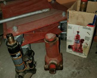 Vintage Nissan Datsun 1.5 Ton (center)
