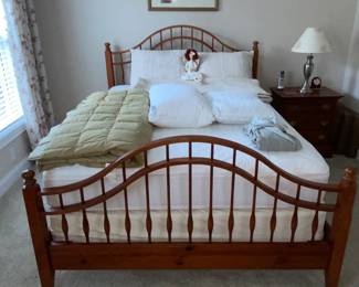 Like new bed -headboard and footboard 