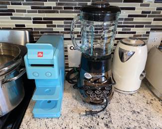 Illy coffee maker, cuisinart blender, Suuves electric kettle