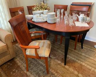 Gorgeous dining room table with 2 arm chairs and 4 side chairs along with 2 additional leaves -like new!
