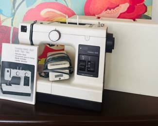 Pfaff Hobby 741 sewing machine w/manual and carry case