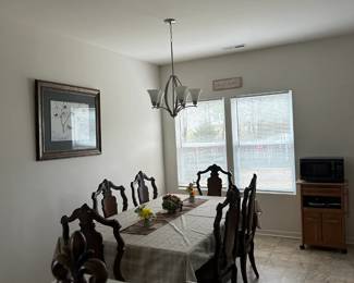 Beautiful table with 8 chairs and 2 levees!