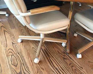 FORMICA TABLE AND 4 CHAIRS