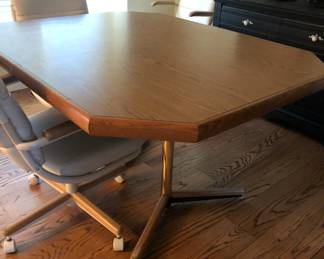 FORMICA TABLE AND 4 CHAIRS