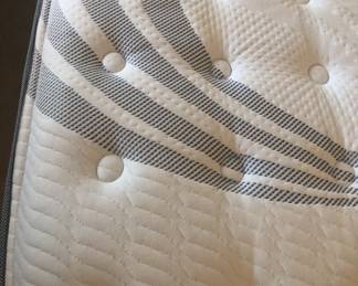 DETAIL OF MATTRESS SET