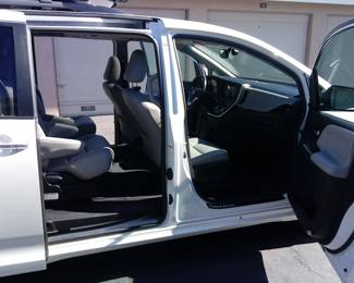 2017 Toyota Sienna XLE Limited AWD online auction.  See link in description