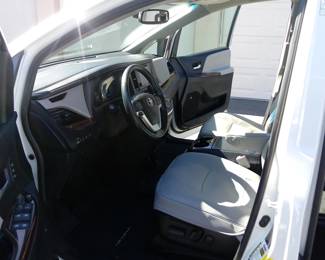 2017 Toyota Sienna XLE Limited AWD online auction.  See link in description