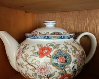 Distinctive Settings "Ming" Floral Design Teapot 