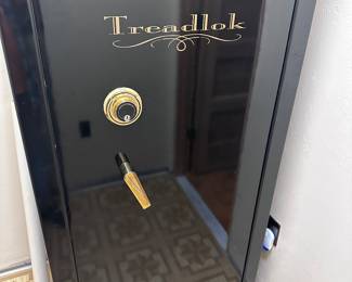 Like New Treadlok 15 rifle Gun Safe
With Dehumidifier