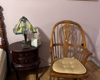 Stained glass lamp
End table
Neat wooden chair