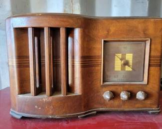 #15028 • Vintage American Foreign Radio
