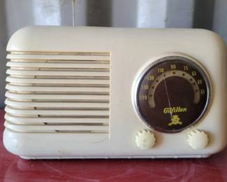 #15030 • Vintage Gilfillan Radio
