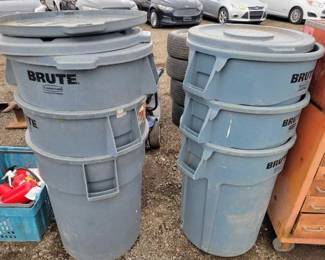 #80424 • 6 Brute Trash Cans with Lids

