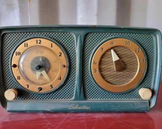 #15020 • Vintage Silvertone Radio

