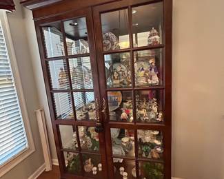Fine display case, lighted and with keys. Glass shelves, excellent condition