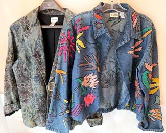 Women's clothing sizes ranging from petite 2-12, brands from Chicos, Pendleton, Brooks Brothers, DKNY, Eddie Bauer, JG Hook, Saks 5th Ave, Talbots, The Villager
Curated clothing from the late 1980s to 2010s
Purses
Scarves and accessories
Women's shoes sizes 6, 6.5, 7
