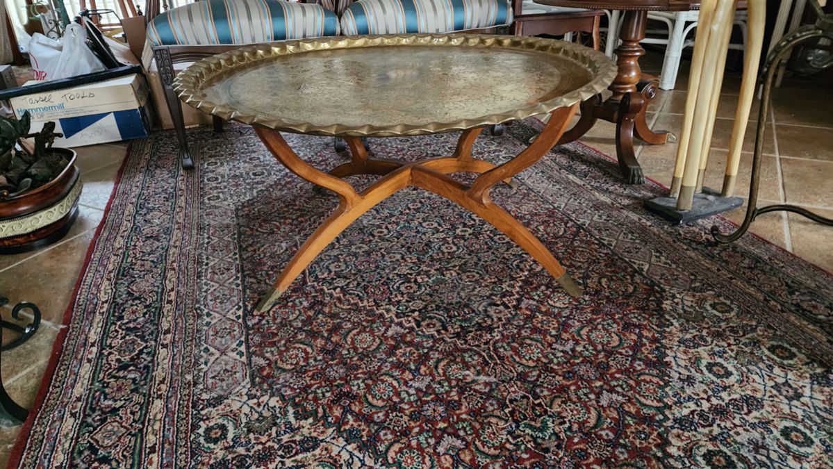 $950- RARE LARGE MID CENTURY MODERN MOROCCAN HAND HAMMERED BRASS TRAY TABLE WITH TEAK SPIDER BASE 