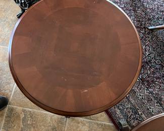 $265~ROUND WOODEN TOP WITH METAL  BASE PARLOR TABLE 23 1/2 DIAMETER X 25 1/2HT 