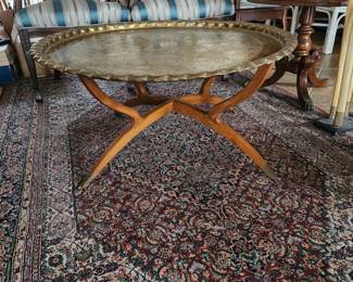$950- RARE LARGE MID CENTURY MODERN MOROCCAN HAND HAMMERED BRASS TRAY TABLE WITH TEAK SPIDER BASE 
