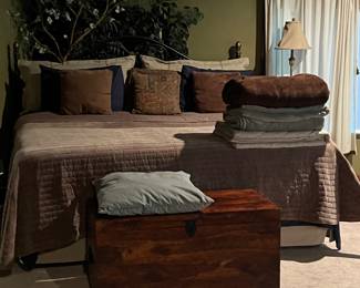 $450~ OBO ~ COMFY KING METAL BED WITH MATTRESS AND BOXSPRINGS 